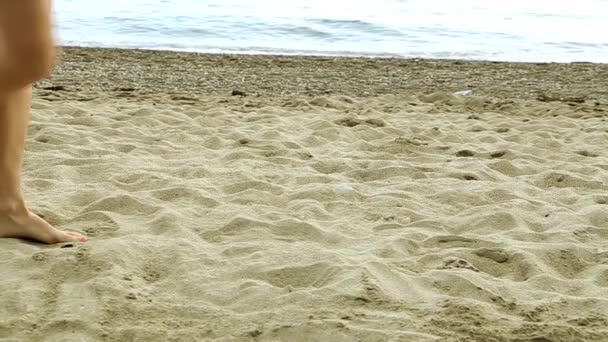 女性の足は、砂の上です。ビーチの上を歩く女の子。砂、海、美脚. — ストック動画