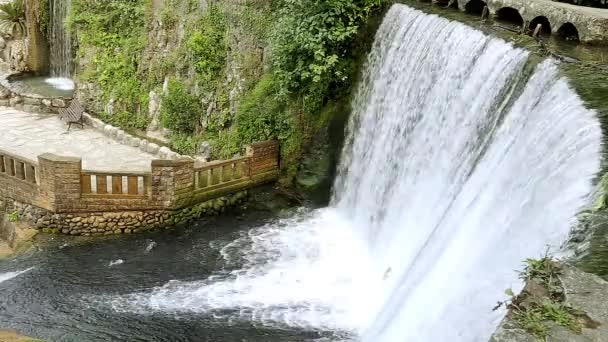 Abchazië stad van nieuwe Afon. Grote prachtige waterval, en in de buurt van een kleine waterval, een bovenaanzicht. Kunstmatige waterval in de buurt van de waterkrachtcentrale. — Stockvideo