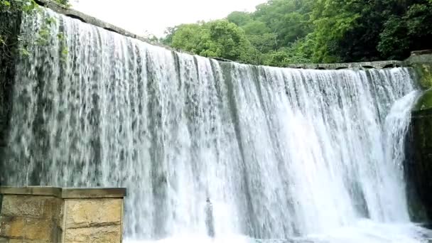 Abhazya şehir, yeni Afon. Büyük güzel şelale. Hidroelektrik güç istasyonu yakınında yapay şelale. — Stok video