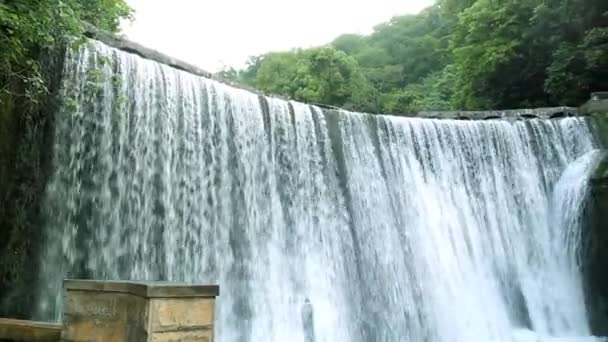 Abchazië stad van nieuwe Afon. Grote prachtige waterval. Kunstmatige waterval in de buurt van de waterkrachtcentrale. — Stockvideo