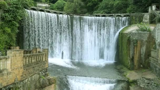 Abchasien Stadt neuen afon. großer schöner Wasserfall. künstlicher Wasserfall in der Nähe des Wasserkraftwerks. — Stockvideo