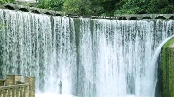 Abchazië stad van nieuwe Afon. Grote prachtige waterval. Kunstmatige waterval in de buurt van de waterkrachtcentrale. — Stockvideo