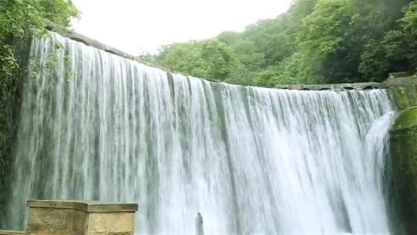 Abchazië stad van nieuwe Afon. Kunstmatige waterval in de buurt van de waterkrachtcentrale. Grote prachtige waterval. — Stockvideo