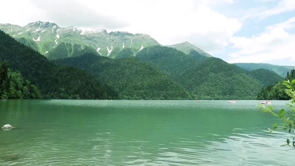 Lago di Riza, Abkhazia. Puro bellissimo lago. Bellissimo paesaggio, vacanza in montagna. Grande lago di montagna. Acqua turchese e ricreazione all'aperto . — Video Stock