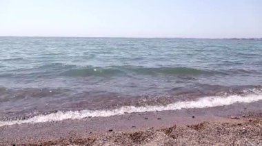 Dalgalar deniz. Karadeniz sahilleri. Sakin deniz dalgaları sessiz, temiz su. Güzel Yalı.
