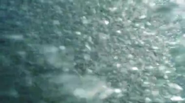 Kabarcıklar su altında. Hava su kabarcıkları. Güzel deniz manzarası. Deniz arka plan, güzel arka plan. Denizaltı dünya. Güzel deniz manzarası. 