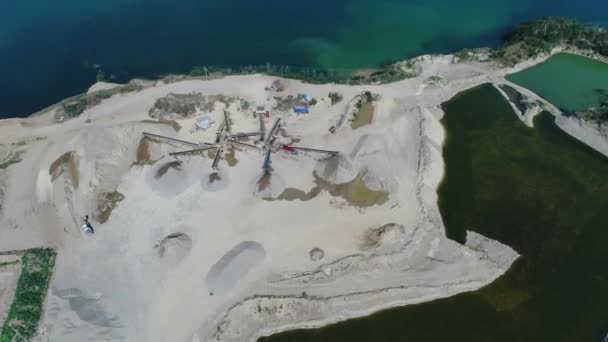 Luftaufnahme eines Steinbruchs und einer Bergbauanlage sowie eines großen künstlichen Sees — Stockvideo