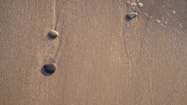 Deniz kıyısı, kumlu sahil ve deniz dalgaları. Sahilde.