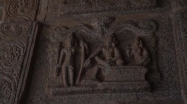 Hampi şehrindeki Hint tapınağında taştan oyulmuş insan figürleri.