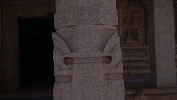 Archeologie, kamenný sloup s vyřezávanými obrazy ve starobylém chrámu indického města Hampi — Stock video