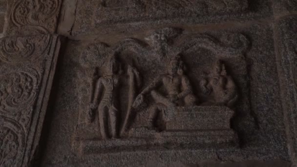 Figurky lidí vytesané z kamene v indickém chrámu ve městě Hampi — Stock video
