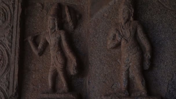 Immagini di persone scolpite su un muro di pietra in un tempio nella città indiana di Hampi — Video Stock