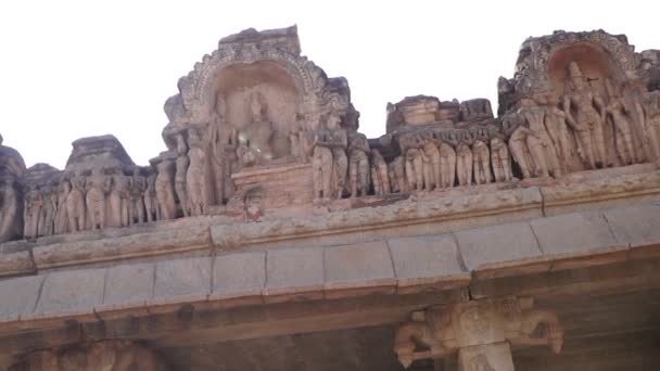 Sochy a kamenné sochy na fasádě starobylého indického chrámu ve městě Hampi — Stock video