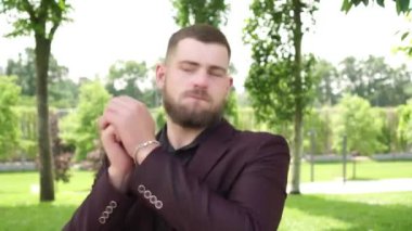 Mutlu iş adamı ya da erkek yönetici parkta dans ediyor.