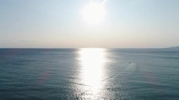 Coucher ou lever de soleil sur la mer. Éblouissement d'une passerelle ensoleillée à la surface de l'océan — Video