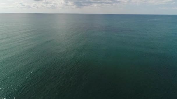 Antenn: episk panorama över det kalla havet, grå himmel med stora moln. Marin bakgrund — Stockvideo