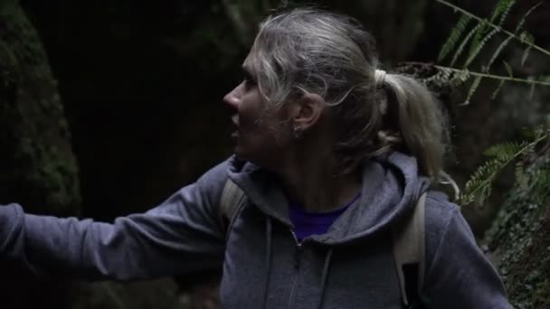 Τρομαγμένη γυναίκα σε ένα σκοτεινό δάσος. Η γυναίκα τρέχει μακριά από τον κίνδυνο και χάνεται στο δάσος. — Αρχείο Βίντεο