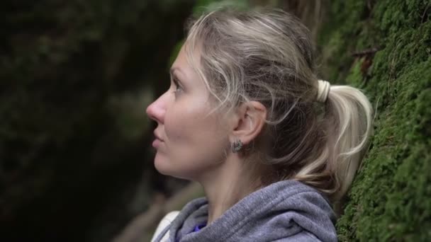 Ritratto di una donna escursionista nella foresta o in montagna. Unità con la natura — Video Stock