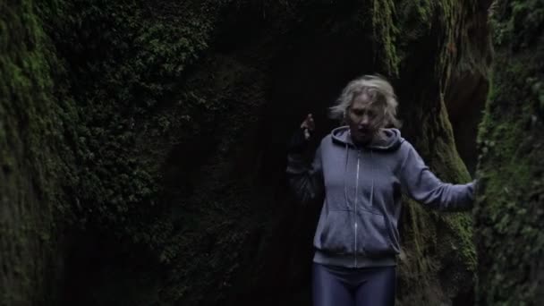 Seorang wanita ketakutan melarikan diri dari bahaya atau maniak di hutan yang gelap — Stok Video