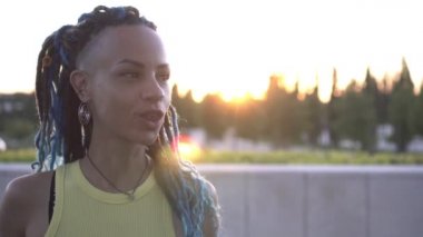 Genç ve çekici bir kadın sakız çiğneyip kabarcık şişiriyor.