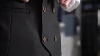 Erkekler klasik takım elbise, erkek yeleği yakın çekim. Güzel klasik moda ve giysi.