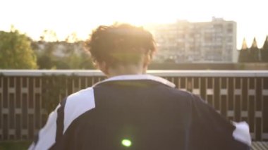 Break dans caddesinde dans eden Asyalı genç adam.