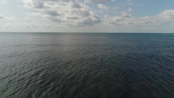 Mar frio escuro ou oceano, céu bonito. Fundo marinho vista aérea — Vídeo de Stock