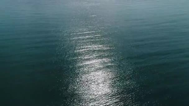 Lugn blå öppet hav eller hav. Bländning av solen på ytan av vattnet — Stockvideo