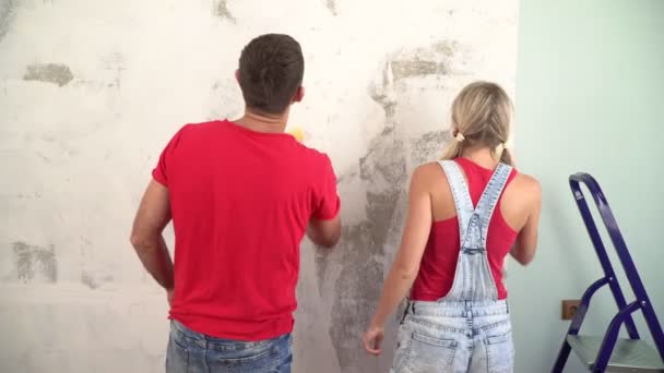 Happy beautiful couple or young family are doing home renovation — Stock Footage Happy beautiful couple or young family are doing home renovation Video Clip