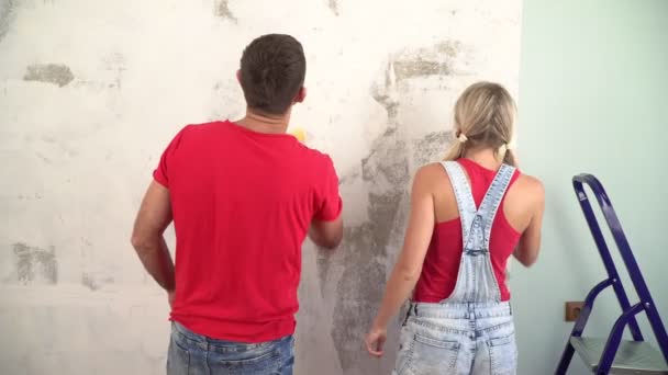 Feliz casal bonito ou jovem família estão fazendo renovação em casa — Vídeo de Stock