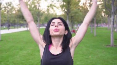 Çekici sporcu esmer kadın spor için parka gider.