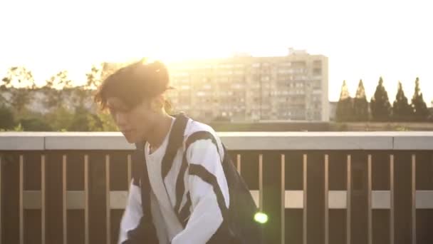 Retrato de uma jovem dançarina de hip-hop de rua moderna. Asiático homem caminha e dança na rua — Vídeo de Stock