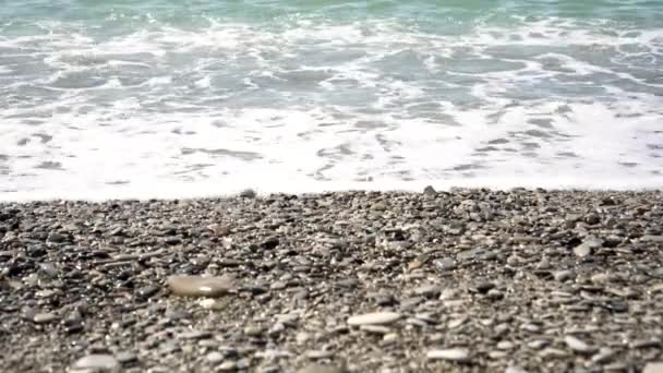 Mar rocosa costa con pequeños guijarros, mar azul y olas — Vídeos de Stock