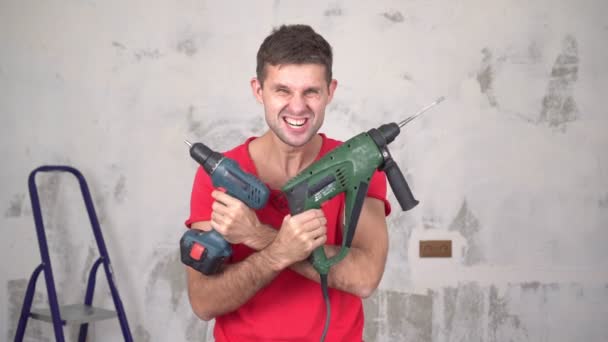 Ett porträtt av en brutal, glad, galen man med elektriska verktyg när du renoverar en lägenhet — Stockvideo