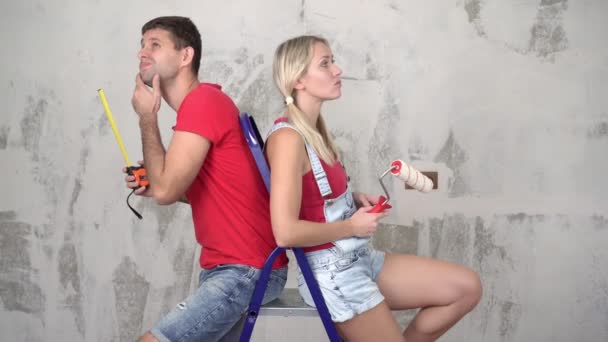 Casal jovem pensativo, família, homem e mulher, durante a renovação na casa — Vídeo de Stock