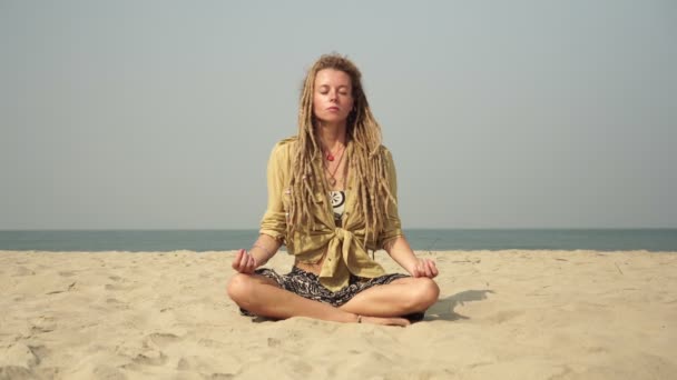 Young hippie woman in dreadlocks hair meditates outside. Informal youth — Stockvideo
