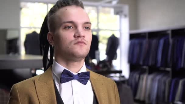 古典的なスーツのスタイリッシュな男と洋服店で弓ネクタイ — ストック動画