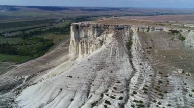 Güzel dağ platosu hava manzarası. Kırım Cumhuriyeti 'ndeki Beyaz Kaya