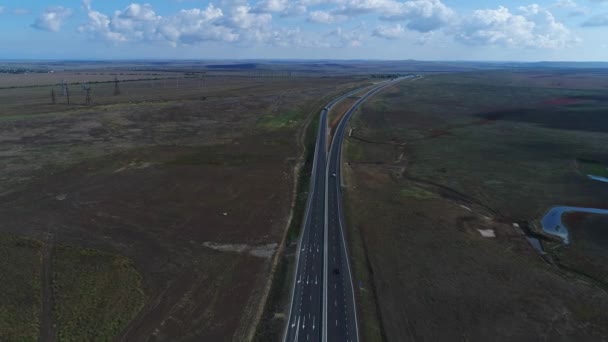 Krajowa autostrada i droga z samochodami na tle pola, piękny widok z powietrza — Wideo stockowe