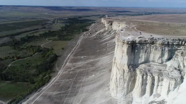 Hoog bergplateau tegen de achtergrond van een groen dal. Witte rots in de Krim — Stockvideo