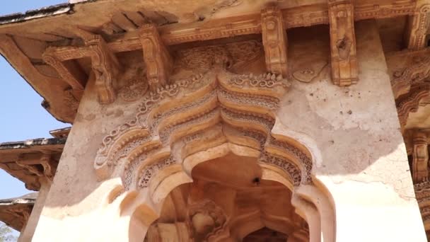 Oude Indiase tempel in de oude stad Hampi — Stockvideo