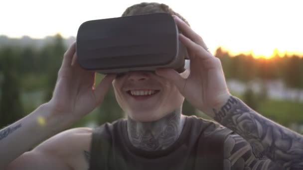 Young Man Tattoos Uses Virtual Reality Glasses — Vídeo de Stock