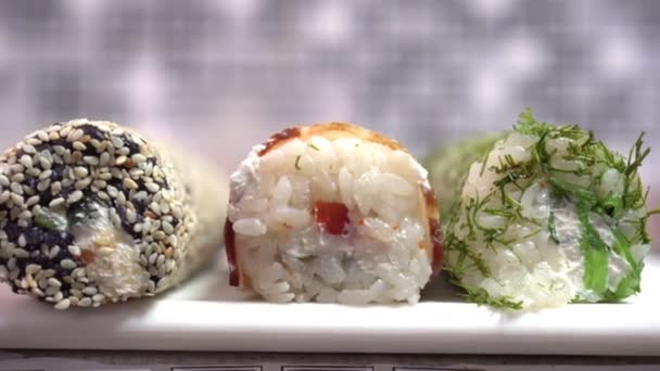 Tradicional japonés sushi li rollos de primer plano — Vídeos de Stock