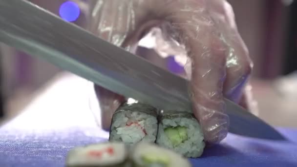 Sushi japonés, primer plano. El chef del restaurante prepara comida tradicional japonesa: sushi o panecillos. — Vídeos de Stock