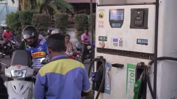 Mandrem, Hindistan, Şubat 2020. Motosikletli Hintli sürücüler benzin istasyonunda kuyruktalar.. — Stok video