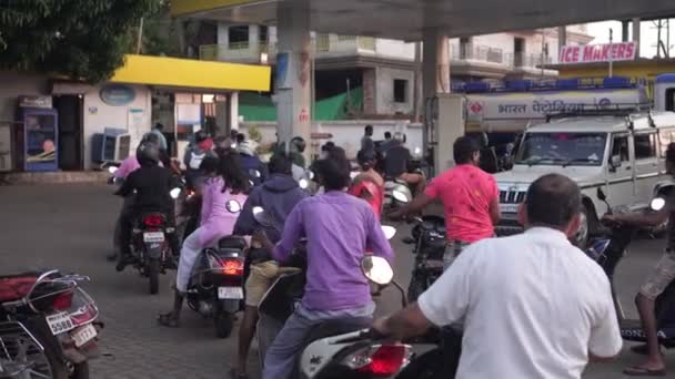 Mandrem, Hindistan, Şubat 2020. Benzin istasyonunda uzun bir kuyruk var. Yakıt krizi ve yakıt sıkıntısı kavramı. — Stok video