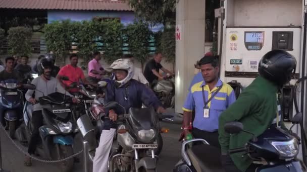 Mandrem, India, February 2020. Drivers stand in line at a gas station. — Stock Video