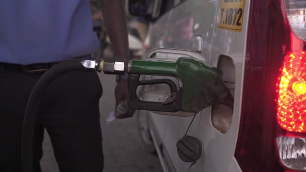 Mandrem, Indie, únor2020. Muž znovu naplní auto benzínem. — Stock video