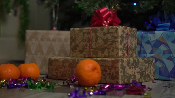 Caixas de presente, árvore de Natal e tangerinas. Conceito de celebração de Natal ou Ano Novo — Vídeo de Stock