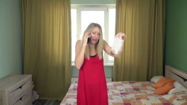 Triste femme, jeune maman tenant une couche de bébé sale et parlant au téléphone — Video